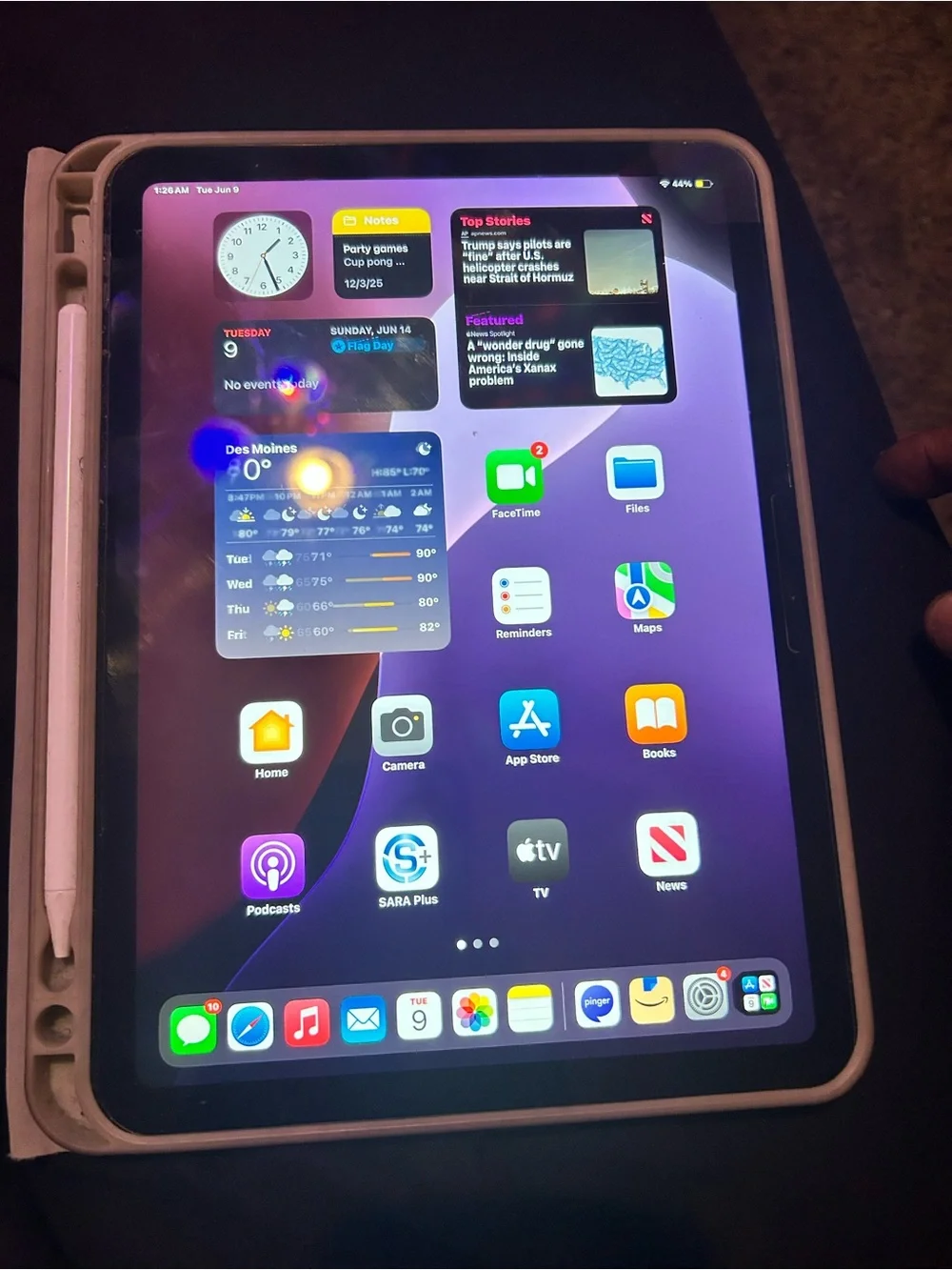 iPad 10th generation comes w case, keyboard ,Apple Pencil and screen protector